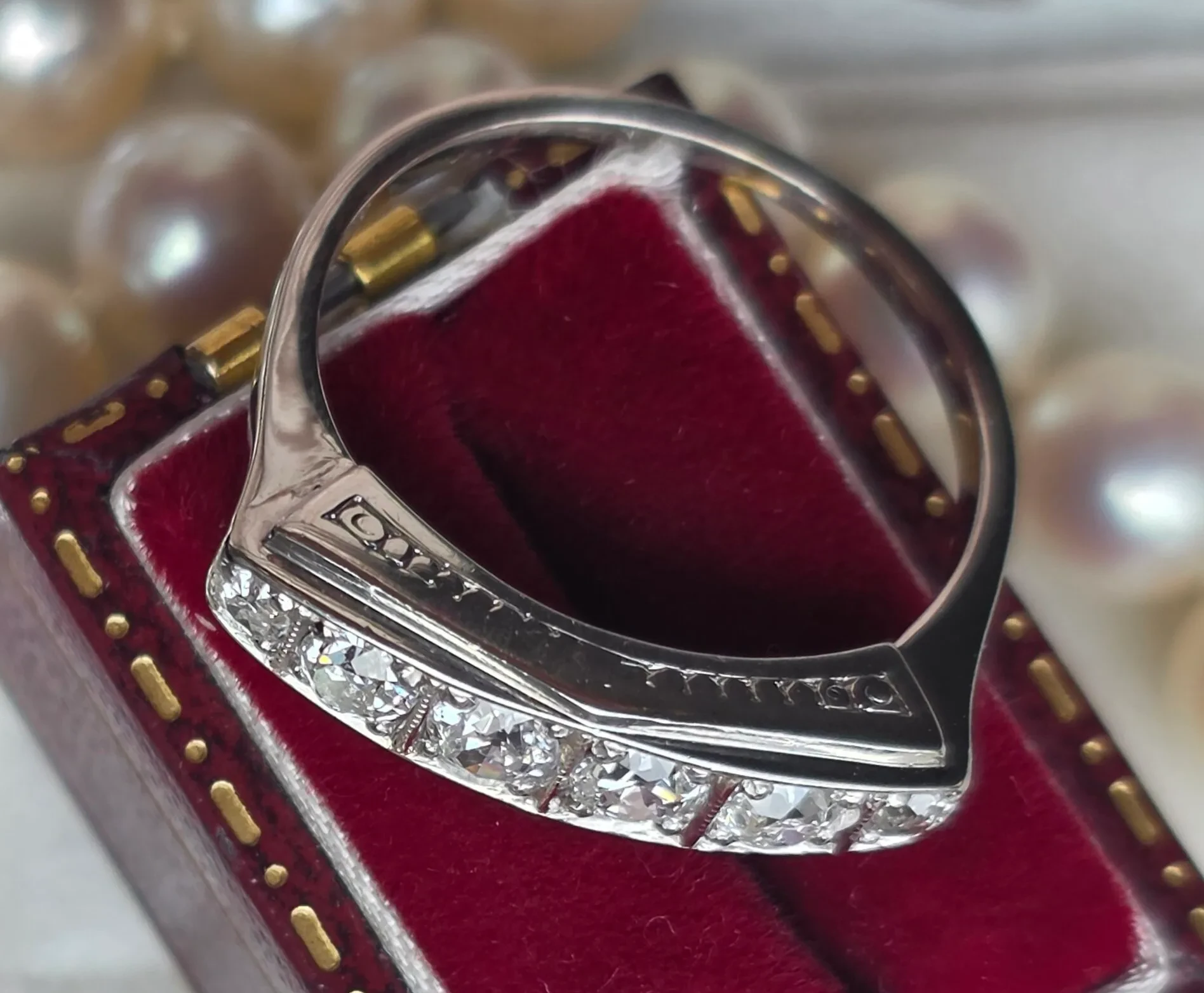 Pierścionek art deco – ponadczasowa biżuteria z duszą